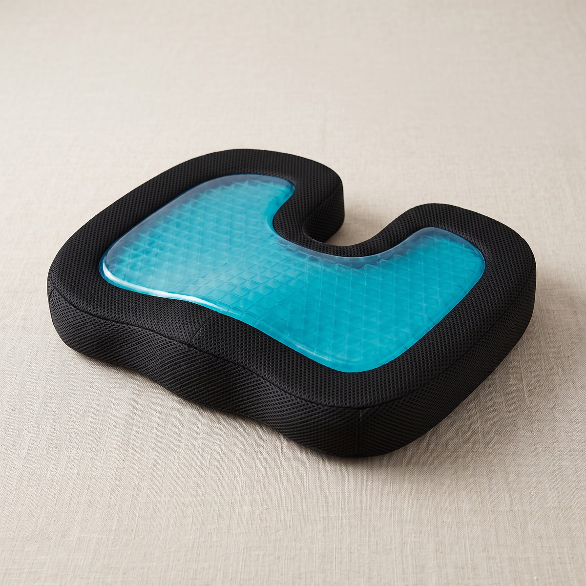 Sittdyna i svart memory foam med kylande turkos gel och U-urtag