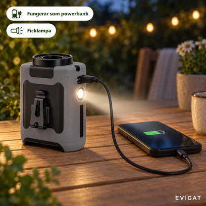Fläkten fungerar som powerbank och laddar en mobil, med ficklampan tänd