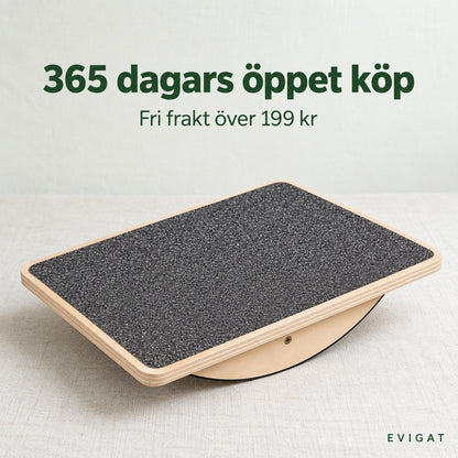 Balansbräda på en linneyta med texten 365 dagars öppet köp och fri frakt över 199 kr