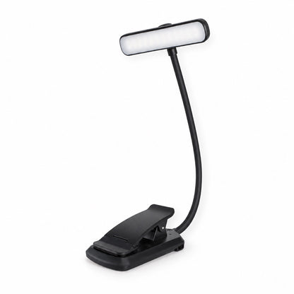 Svart uppladdningsbar boklampa med klämma och böjbar arm på vit bakgrund