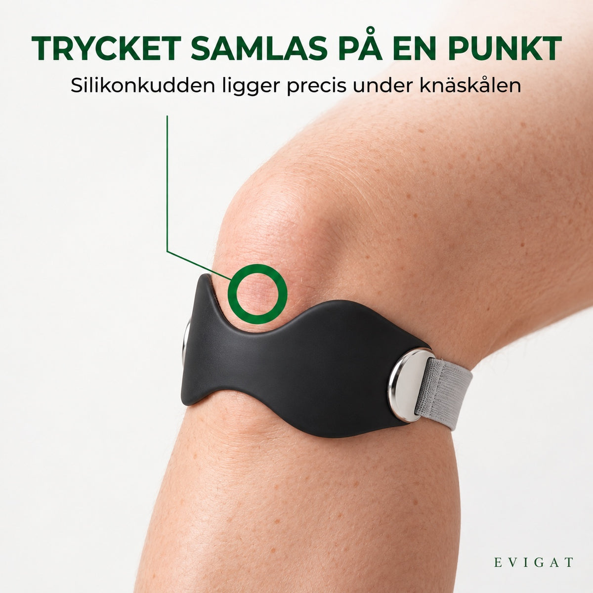Närbild på ett knä där silikondynan ligger precis under knäskålen, en grön ring markerar punkten