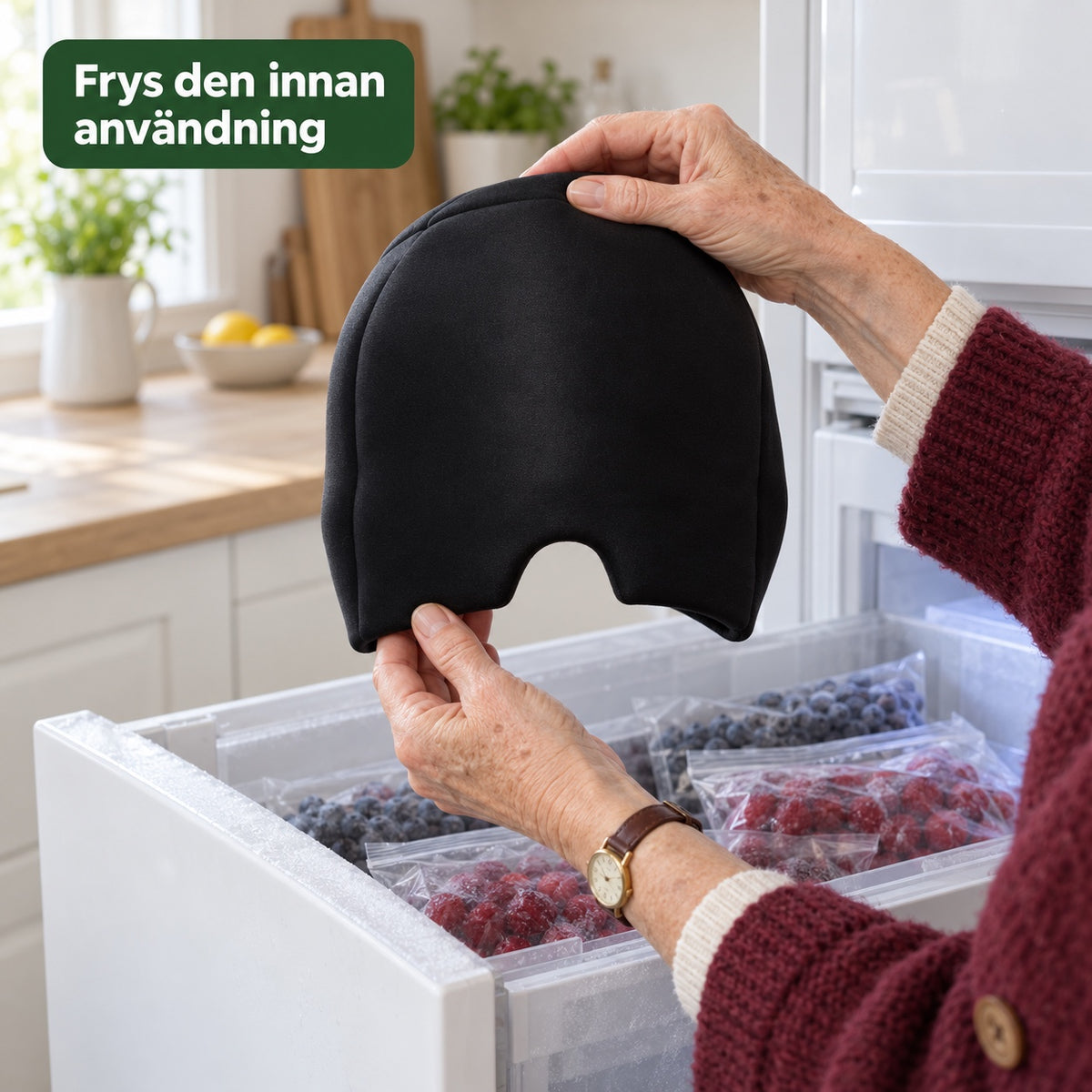 Händer lyfter kylmössan ur ett frysfack: frys den innan användning
