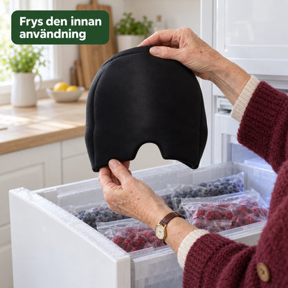 Händer lyfter kylmössan ur ett frysfack: frys den innan användning