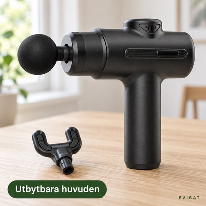 Svart massagepistol på ett träbord med ett löst U-format huvud, med texten utbytbara huvuden