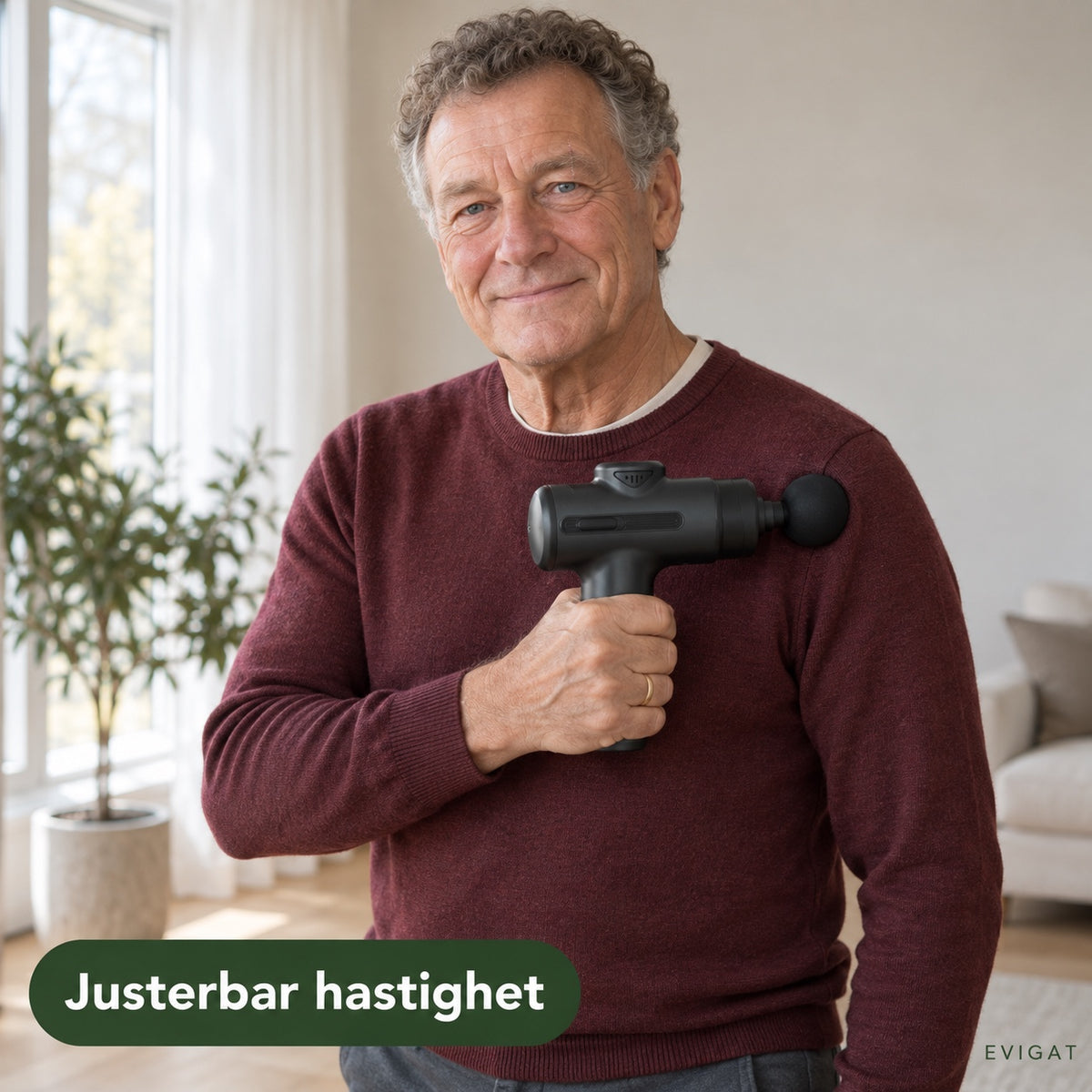 Äldre man håller en svart massagepistol mot axeln, med texten justerbar hastighet
