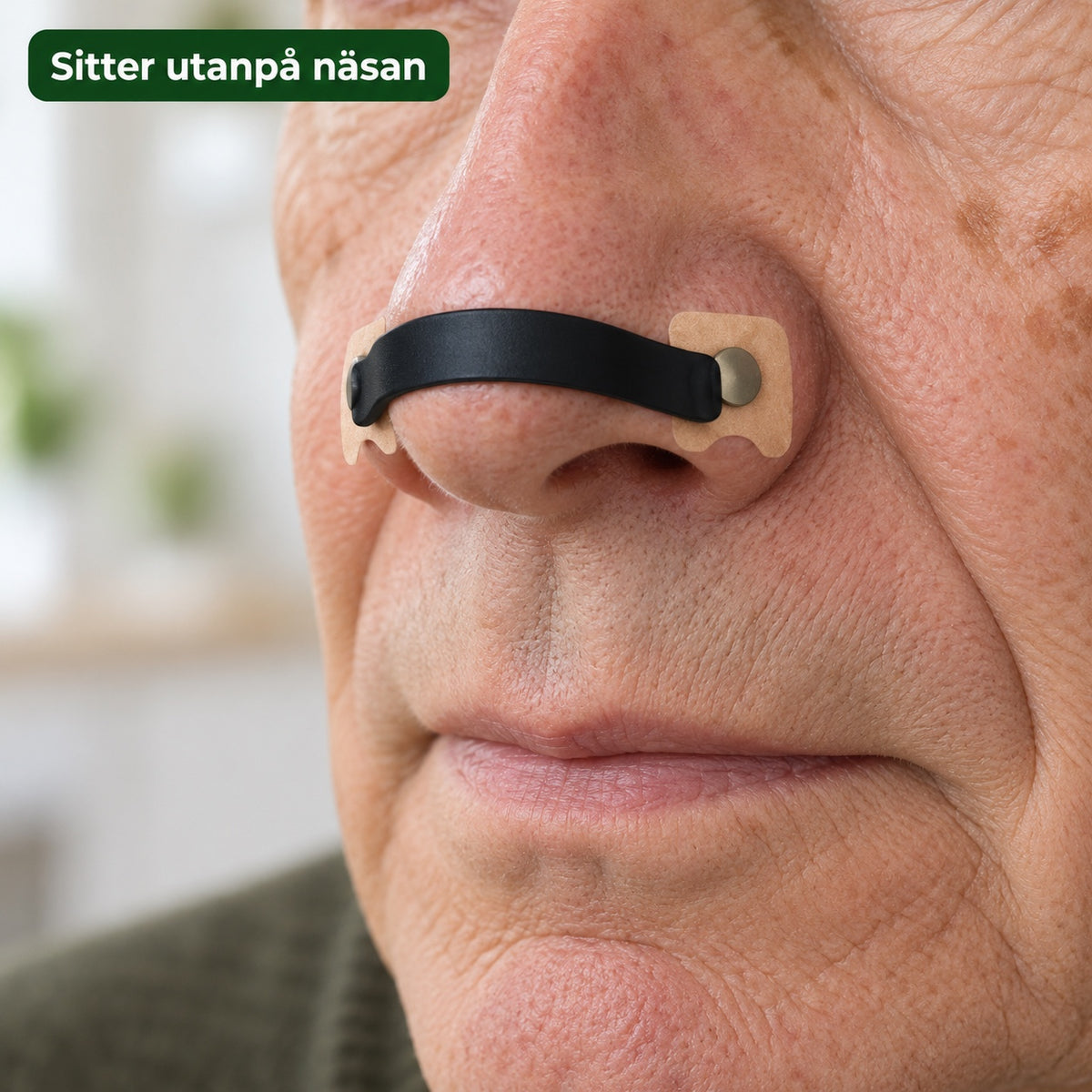 Närbild på ett svart magnetband som sitter utanpå näsan och fäster mot remsa med metallskiva