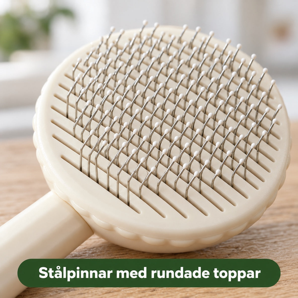 Närbild på borstens stålpinnar med rundade vita toppar och räfflad cremevit bädd
