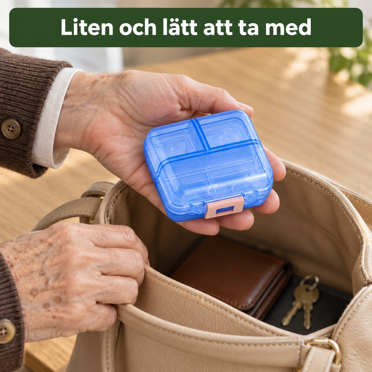 Händer lägger den stängda pillerasken i en handväska, med texten liten och lätt att ta med