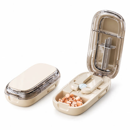 Beige pillerdelare med förvaring på vit bakgrund, stängd och öppen