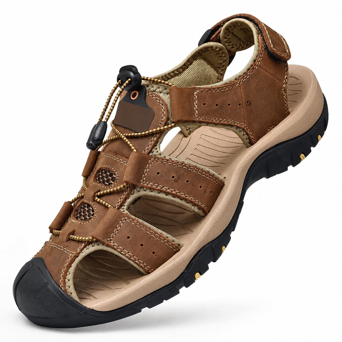 Brun promenadsandal med kardborreband på hälen och elastisk snörning, sedd snett framifrån mot vit bakgrund