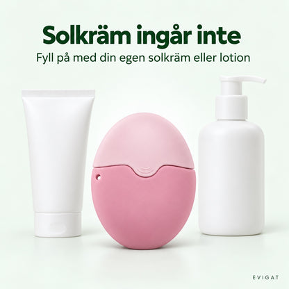Rosa applikator bredvid en vit tub och en vit pumpflaska, solkräm ingår inte