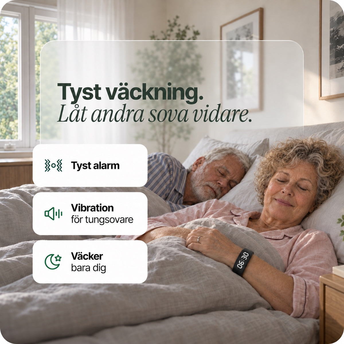 Äldre par i sängen, kvinnan bär vibrationsväckarklockan, texten Tyst väckning. Låt andra sova vidare.
