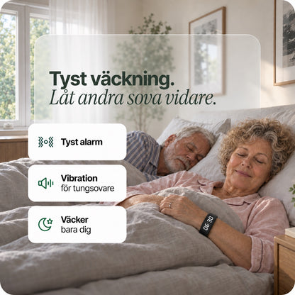 Äldre par i sängen, kvinnan bär vibrationsväckarklockan, texten Tyst väckning. Låt andra sova vidare.
