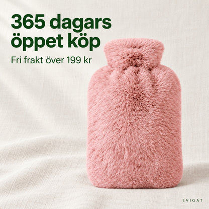Rosa varmvattenflaska med plyschöverdrag, med texterna 365 dagars öppet köp och fri frakt över 199 kr