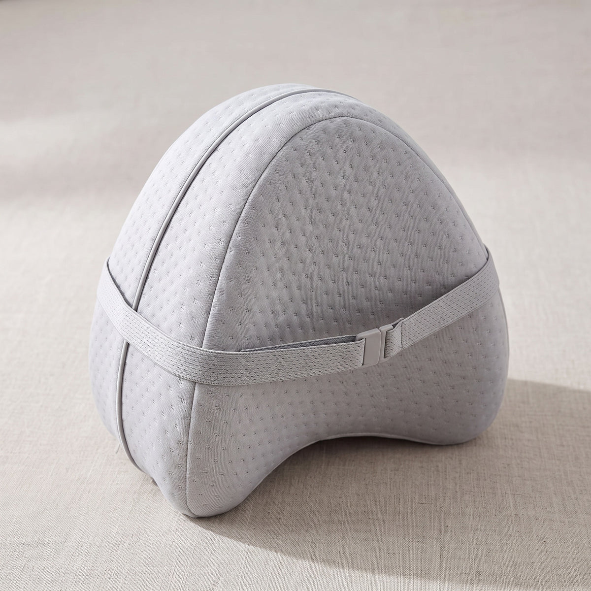 Knäkudde i ljusgrå memory foam