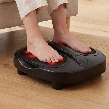 Fötter vilar på en elektrisk fotmassage med värme