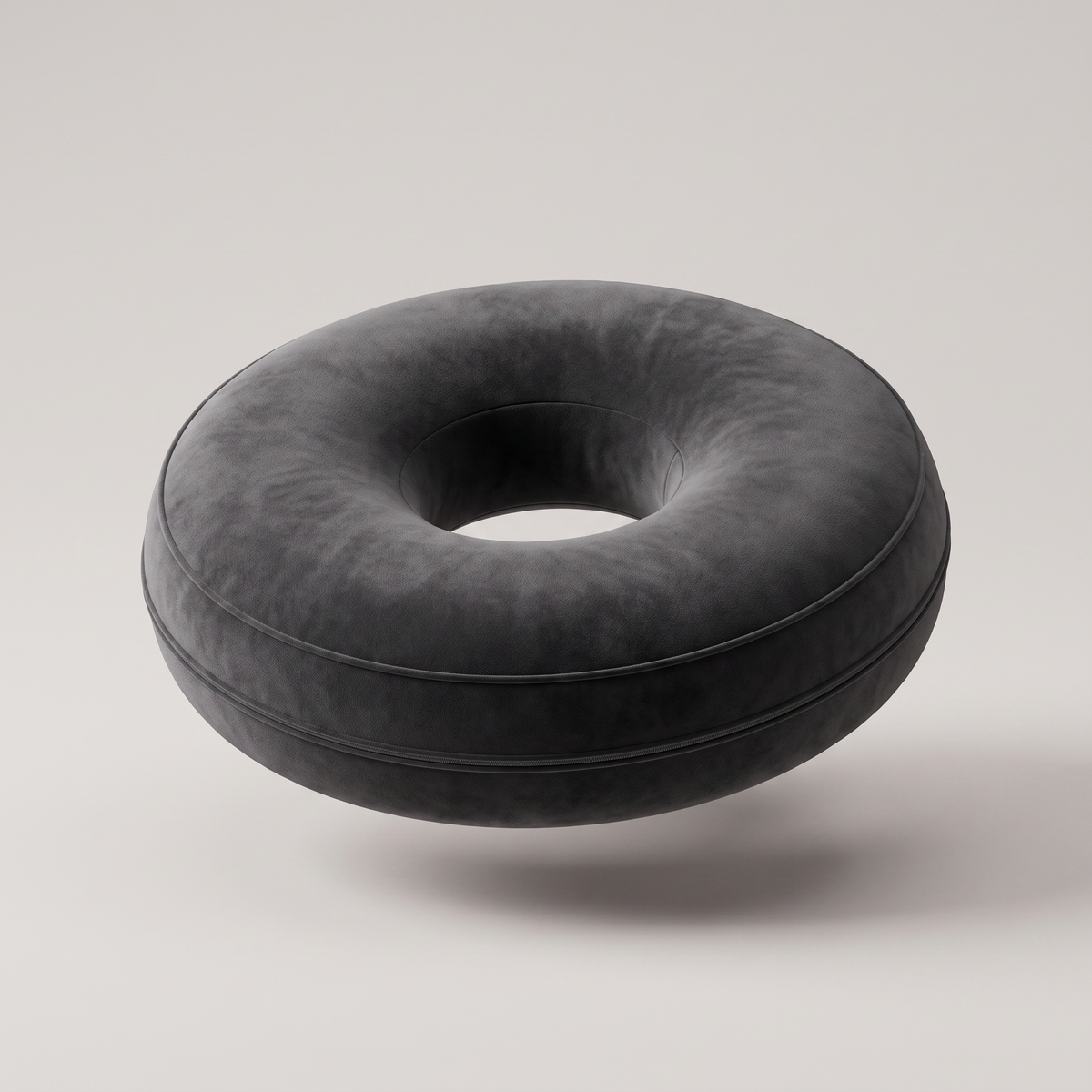 Ringformad sittdyna i mörkgrå memory foam med öppning i mitten