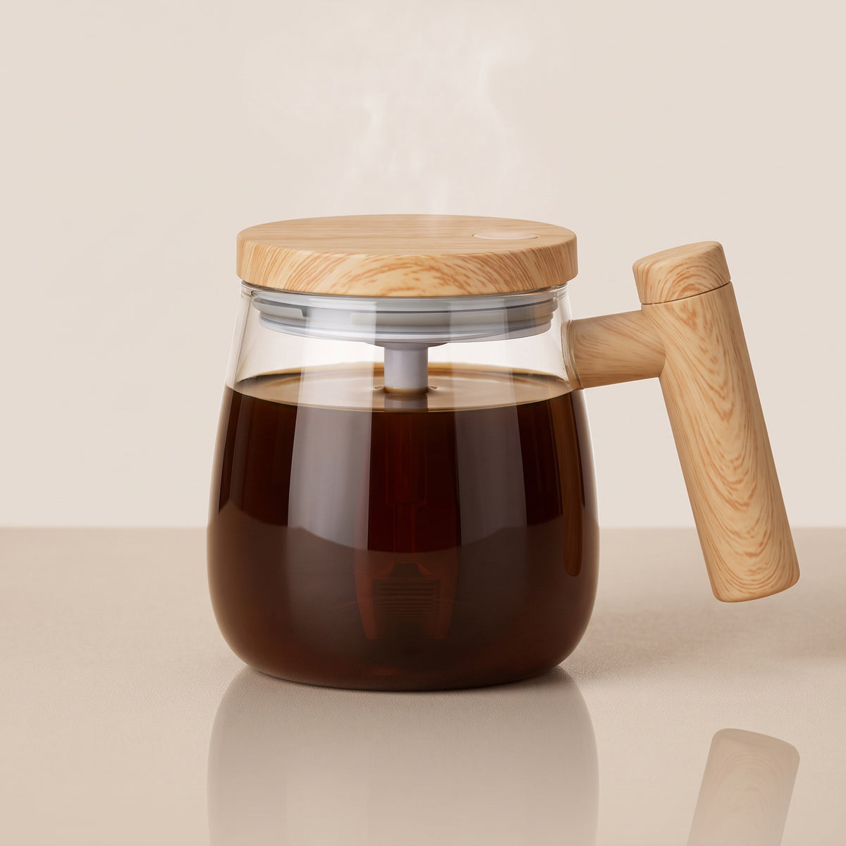 Självrörande mugg i glas med lock och handtag i trälook, fylld med kaffe