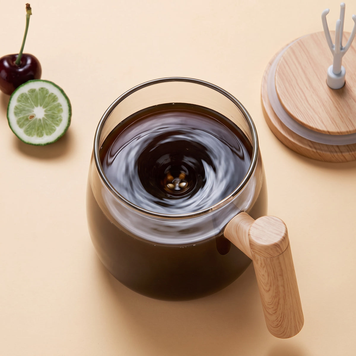 Kaffet virvlar runt av sig själv i den självrörande muggen
