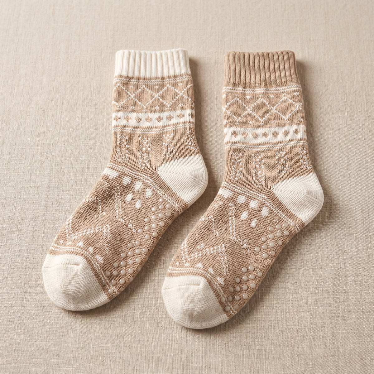Par varma termosockor i beige med nordiskt mönster och halkskydd