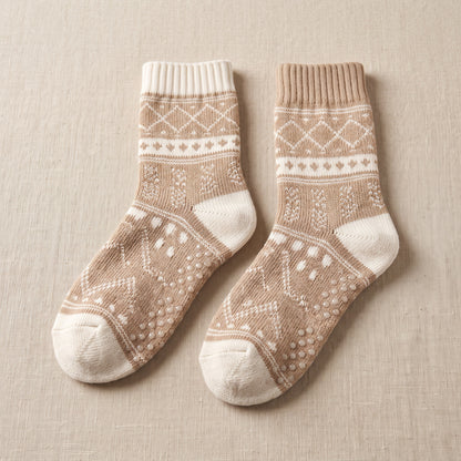 Par varma termosockor i beige med nordiskt mönster och halkskydd